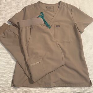 Figs Boulder Caterina One Pocket Scrub Top & Zamora Jogger Pants Set